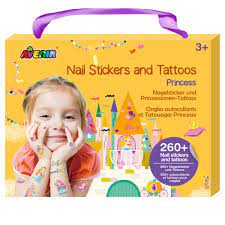 Ensemble d'ongles et tatouages (modèles assortis)