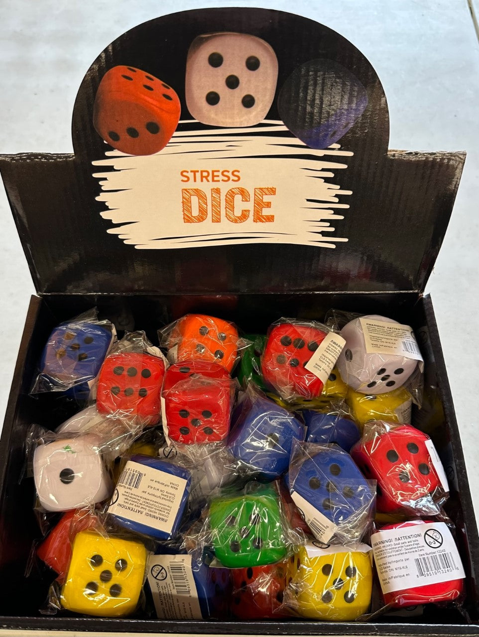 Dé d6 en mousse 4.5cm couleurs assorties