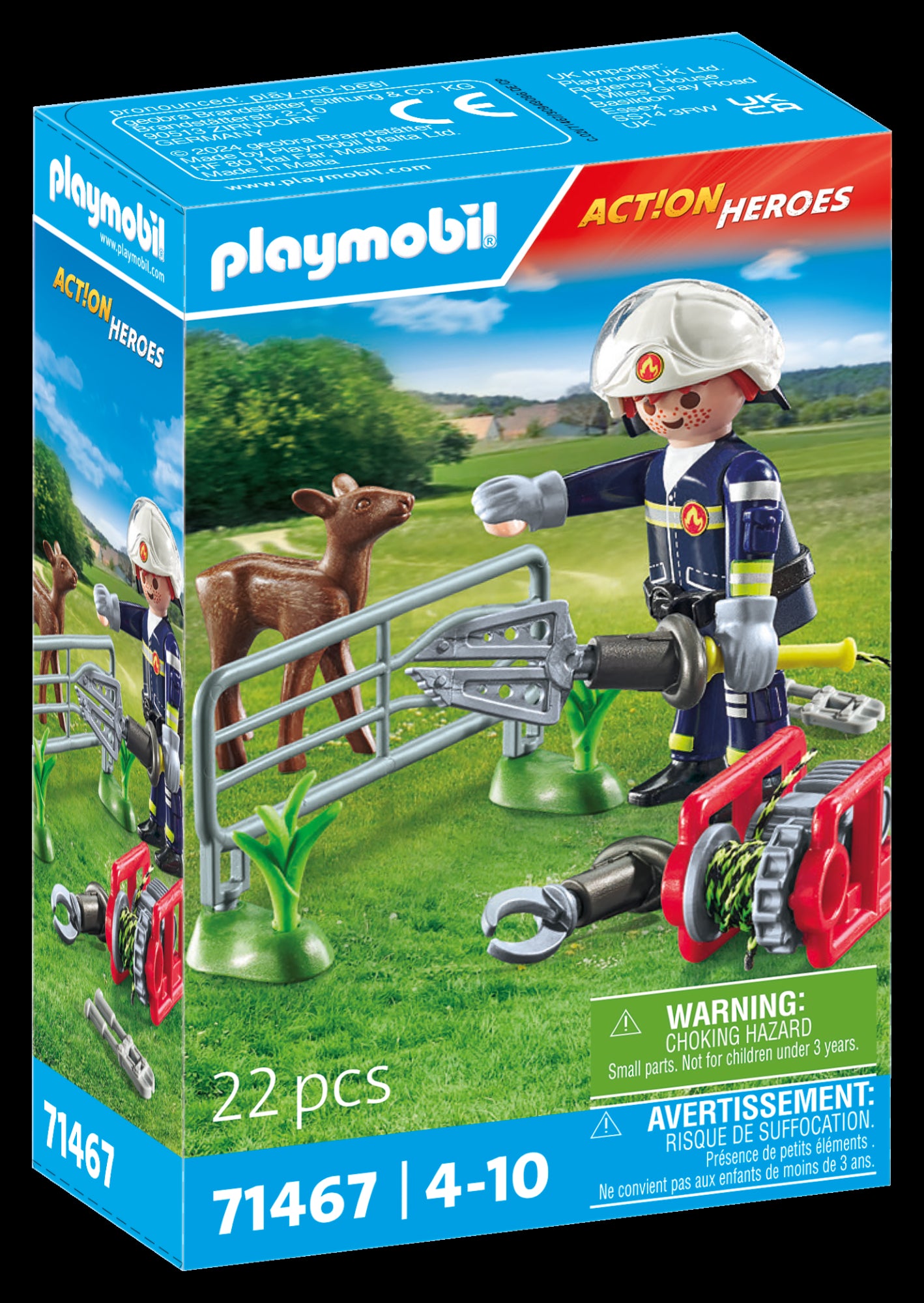 Pompier avec faon à sauver