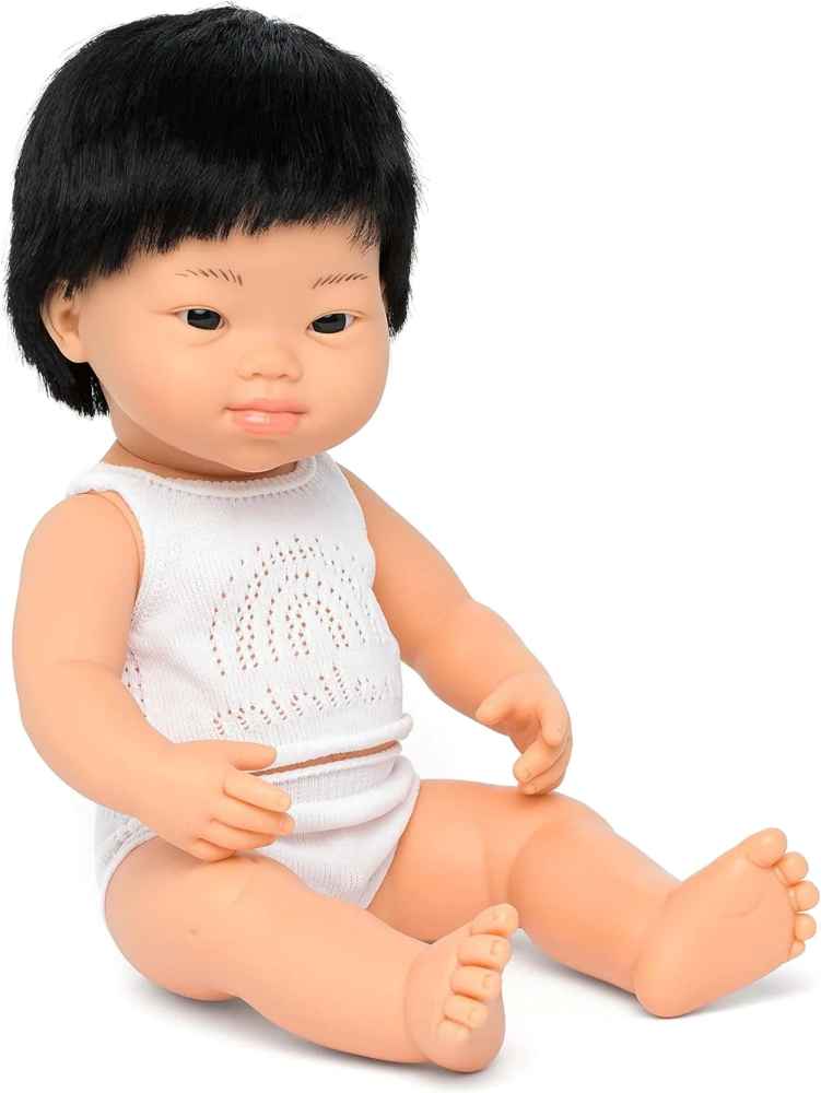 Poupée garçon asiatique avec syndrome de Down