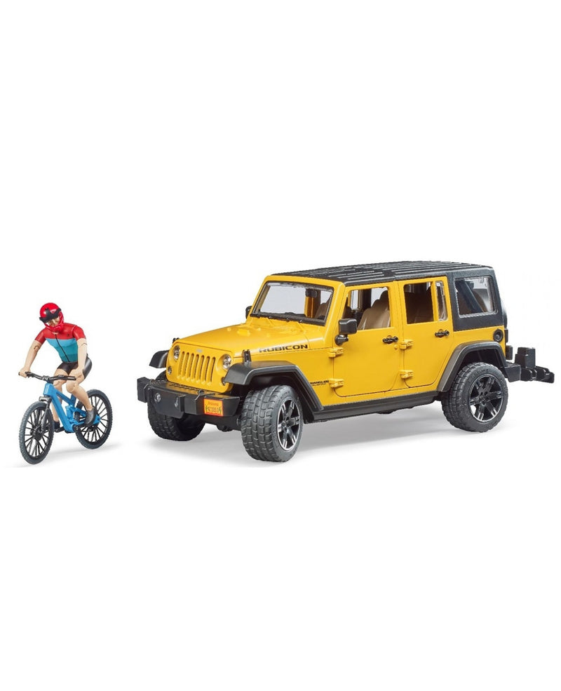 Jeep Wrangler Rubicon avec vélos de montagne et pe