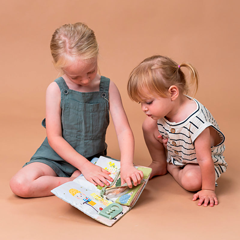 Les livres sensoriels : la première expérience de lecture des enfants