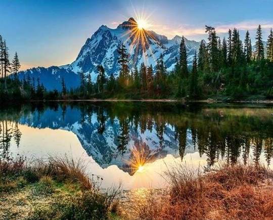 Lac et reflet de montagne sur cadre